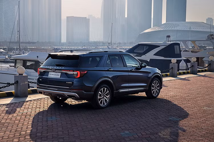 Tại Việt Nam, Ford Explorer đang bán thuộc thế hệ thứ 6, ra mắt toàn cầu lần đầu vào năm 2020. Đây cũng là một trong nhiều mẫu xe bị "bia kèm lạc" nhiều nhất hiện nay ở nước ta.
