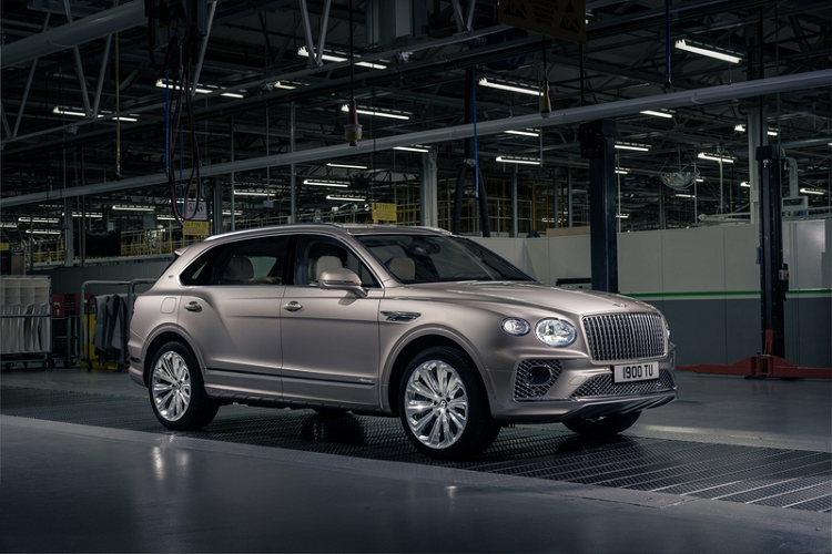 Giống như các mẫu Bentley First Edition trước đó, Bentley Bentayga EWB Azure First Edition 2022 mới được gắn huy hiệu đặc biệt ở cả ngoại thất và nội thất. Ngoài ra, chiếc SUV siêu sang còn được trang bị mâm 22 inch 10 chấu độc đáo, các chi tiết trang trí phủ crôm ở thân xe và lưới tản nhiệt sáng bóng vô cùng nổi bật.