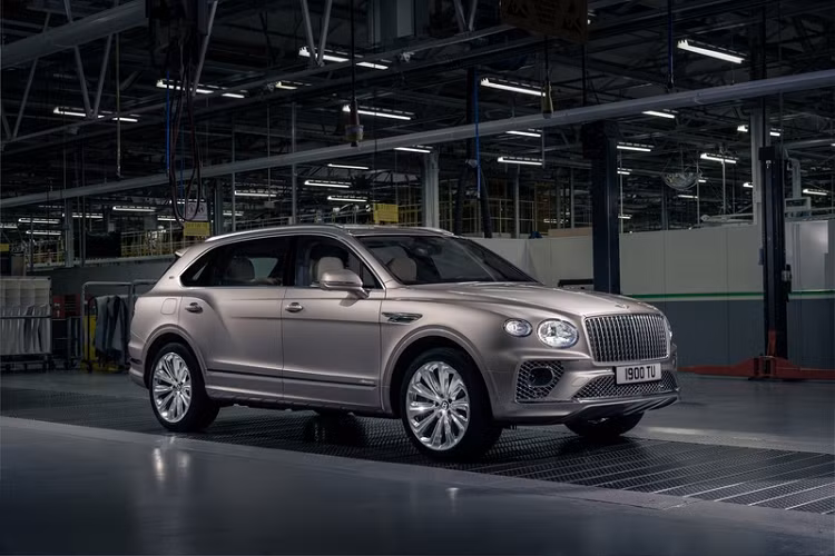 Giống như các mẫu Bentley First Edition trước đó, Bentley Bentayga EWB Azure First Edition 2022 mới được gắn huy hiệu đặc biệt ở cả ngoại thất và nội thất. Ngoài ra, chiếc SUV siêu sang còn được trang bị mâm 22 inch 10 chấu độc đáo, các chi tiết trang trí phủ crôm ở thân xe và lưới tản nhiệt sáng bóng vô cùng nổi bật.