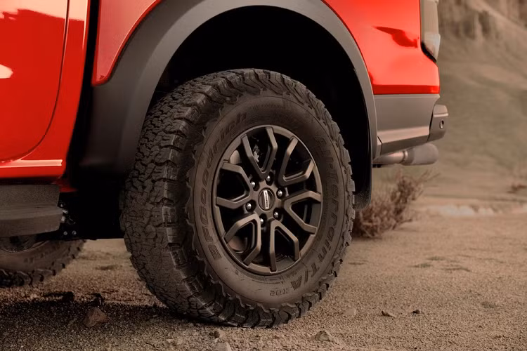 Thứ hai là động cơ xăng EcoBoost V6, tăng áp kép, dung tích 3.0L với hiệu suất vận hành cải thiện đáng kể. Động cơ V6 ở Ford Ranger Raptor 2022 dành cho châu Âu tạo ra công suất tối đa 284 mã lực và mô-men xoắn cực đại 491 Nm. Trong khi đó, ở thị trường Úc, động cơ này cho sức mạnh lên đến 392 mã lực và 583 Nm. Nguyên nhân có sự chênh lệch này là do tiêu chuẩn khí thải ở từng thị trường.