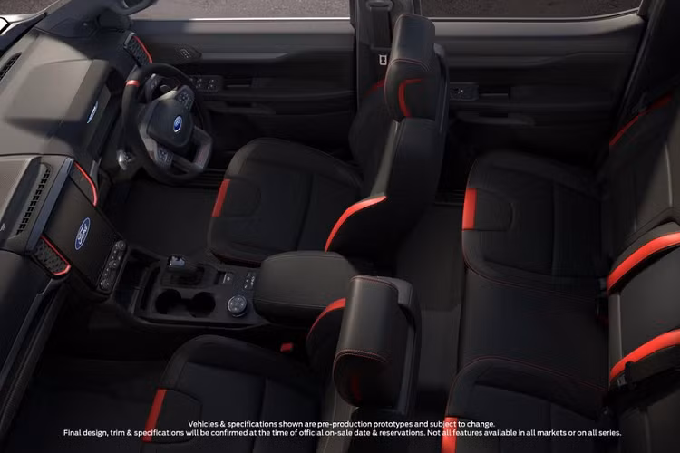 Tiếp đến là nắp ca-pô tích hợp khe gió, cản va dành riêng cho Ford Ranger Raptor 2022, đi kèm tấm ốp màu bạc, bệ bước chân bên sườn bằng nhôm và logo "Raptor". Ngoài ra, gầm xe còn được bảo vệ bằng tấm ốp cỡ lớn hơn bên dưới cản trước, làm bằng thép cường độ cao dày 58 mm. Tấm ốp này còn bảo vệ cả động cơ và hộp số phụ của xe. Cuối cùng là móc kéo ở cả hai đầu xe, phòng trường hợp cần cứu hộ.