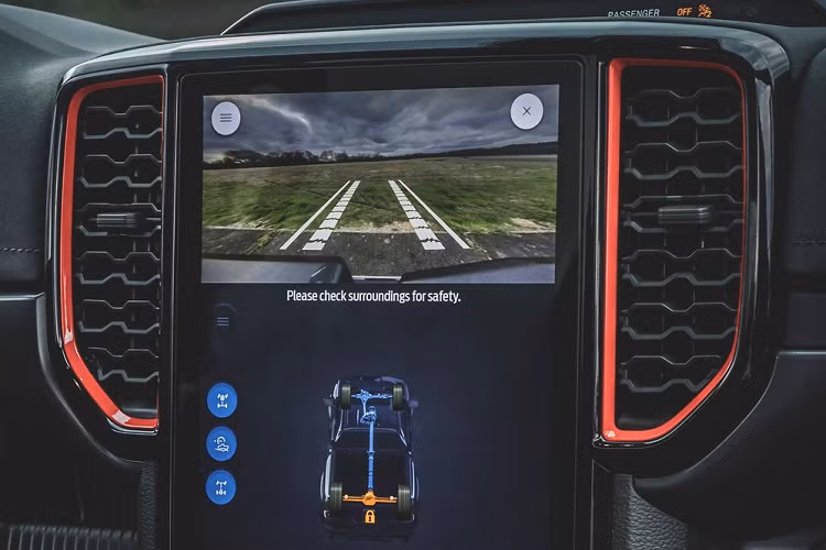 Sức mạnh động cơ được truyền tới bánh thông qua hộp số tự động 10 cấp và hệ dẫn động 4 bánh 4WD. Hệ thống 4WD này đi kèm hộp số phụ 2 cấp, khóa vi sai điện tử trên cả 2 cầu và có thể chuyển sang chế độ dẫn động cầu sau. Người điều khiển Ford Ranger Raptor 2022 có thể chọn 1 trong 7 chế độ lái, bao gồm Normal, Sport, Slippery, Rock Crawl, Mud/Ruts, Sand và Baja.