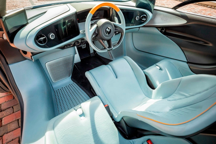 Khoang cabin của chiếc xe cũng nổi bật không kém phần ngoại thất và được bọc trong da bán Aniline Metallic Blue Silver tương phản với đường ống màu cam và một phần màu cam trên vô lăng, mang đến cho chiếc Speedtail màu sắc của Gulf Oil.