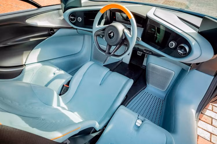 Các tính năng chính khác của xe bao gồm phanh đĩa carbon-gốm, vô lăng bằng sợi carbon, lẫy chuyển số bằng titan phôi, kẹp phanh sơn bạc và camera phía sau thay cho gương cánh truyền thống.