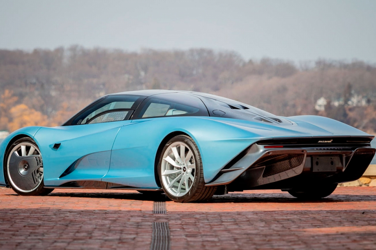 Màu sơn này phù hợp với thiết kế tương lai, giống như tàu vũ trụ của chiếc hyper-GT mới ra mắt và được bổ sung bánh xe Gloss Silver đẹp mắt bọc trong lốp Pirelli P-Zero.