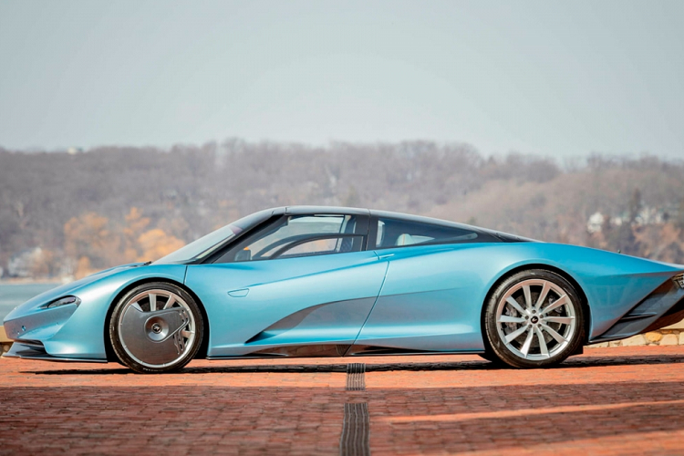 Giống như tất cả các chiếc siêu xe McLaren Speedtail khác, chủ sở hữu ban đầu của chiếc xe đã có cơ hội tùy chỉnh nó thông qua McLaren Special Operations và chọn sơn màu xanh Heritage Gloss Steel Blue với huy hiệu bên ngoài bằng nhôm gia công.