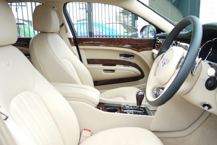 Ở bên trong nội thất, toàn bộ cabin được bọc da và thảm lông màu kem tinh khôi, kèm theo các chi tiết ốp gỗ Walnut Burr đẳng cấp.