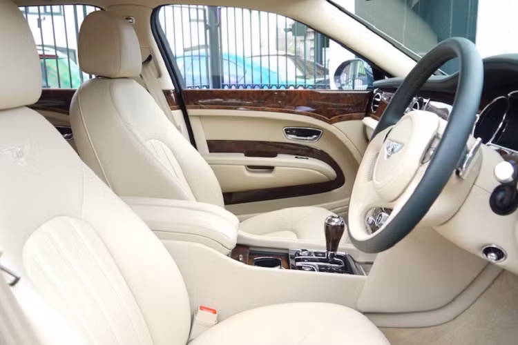 Ở bên trong nội thất, toàn bộ cabin được bọc da và thảm lông màu kem tinh khôi, kèm theo các chi tiết ốp gỗ Walnut Burr đẳng cấp.