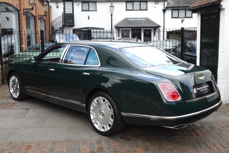 Toàn bộ thân xe được sơn trong màu xanh lục cực tối "British Racing Green". Đây được coi là màu "truyền thống" của xe Anh nói chung và xe đua Anh nói riêng.