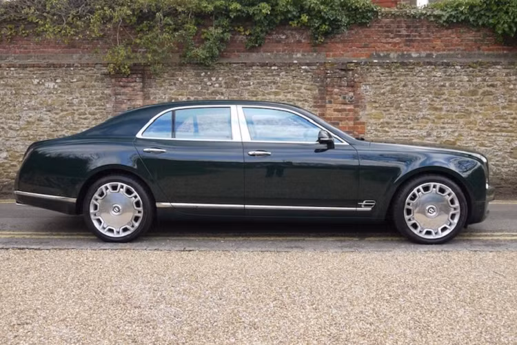 Mặc dù là xe của nguyên thủ, tuy nhiên chiếc Bentley Mulsanne của nữ hoàng Anh lại khá "giản dị" khi không có điểm gì đặc biệt so với những chiếc khác cùng dòng.