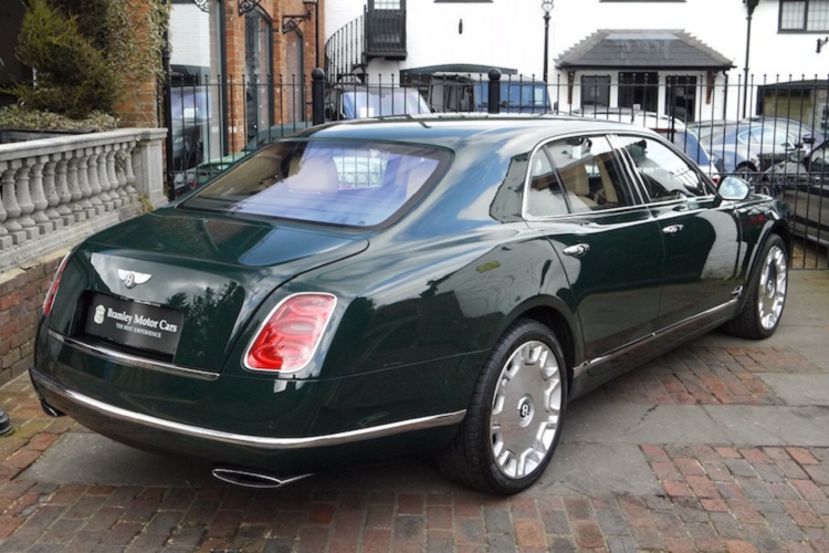 Dù từng thuộc sở hữu của một nhân vật nổi tiếng Thế giới nhưng hiện tại, chiếc Bentley Mulsanne được rao bán tại Surrey, Anh với giá khá "hợp lý" 199.850 Bảng Anh (tương đương 6,3 tỷ đồng).