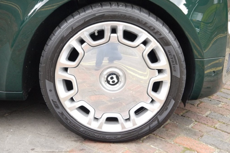 Chi tiết ấn tượng nhất ở ngoại thất xe là bộ mâm 21 inch bằng hợp kim nhôm, tuy nhiên đây cũng chỉ là một trong số nhiều tùy chọn của dòng Mulsanne.