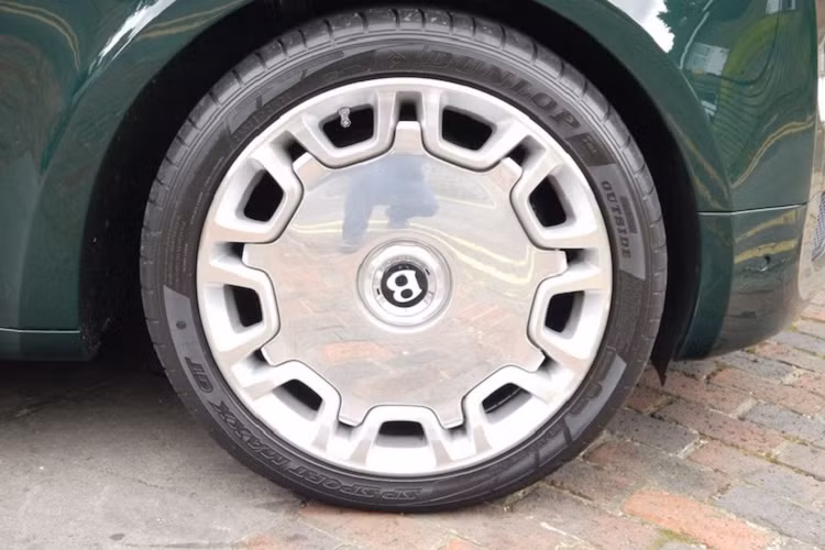 Chi tiết ấn tượng nhất ở ngoại thất xe là bộ mâm 21 inch bằng hợp kim nhôm, tuy nhiên đây cũng chỉ là một trong số nhiều tùy chọn của dòng Mulsanne.