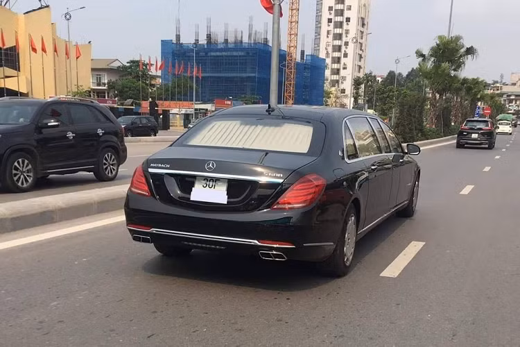 Hiện có 5 chiếc xe siêu sang Mercedes-Maybach Pullman được mang về dải đất hình chữ S này phục vụ các Chủ tịch, trong đó, 2 xe thuộc bản S600 và số còn lại là bản mới nhất S650. Trong số 2 xe siêu sang Mercedes-Maybach S600 Pullman đang lăn bánh tại Việt Nam, chiếc mang ngoại thất màu trắng nằm trong bộ sưu tập xe của ông Trịnh Văn Quyết.