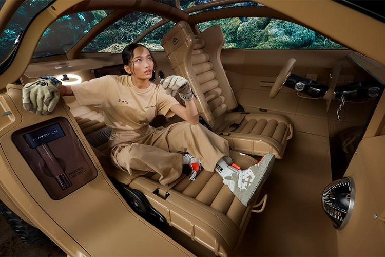 Khoang lái của Project Maybach cũng có cách thiết kế “kỳ lạ” không kém, với một chiếc rìu được đặt ở cạnh cửa hay thùng đồ chứa phụ kiện sửa chữa nằm ngay góc táp-lô.