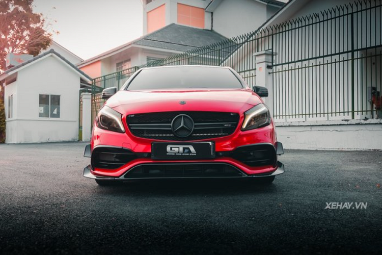Ở phía sau, Mercedes-Benz A45 AMG được bổ sung phần líp sợi carbon, trang trí thêm màu đen ở hốc gió phía sau. Ngoài ra, bộ mâm 5 chấu kép màu bạc nay đã được sơn đen.