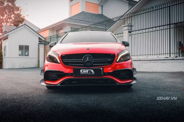 Ở phía sau, Mercedes-Benz A45 AMG được bổ sung phần líp sợi carbon, trang trí thêm màu đen ở hốc gió phía sau. Ngoài ra, bộ mâm 5 chấu kép màu bạc nay đã được sơn đen.