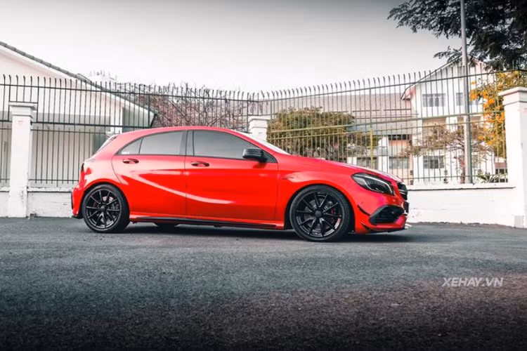 Cỗ máy tăng áp 2.0L 4 xi-lanh nguyên bản cho ra công suất 381 mã lực và mô-men xoắn 475 Nm, nhưng đã được tinh chỉnh để mạnh hơn 400 mã lực. Phần ống xả của xe cũng được độ lại để đem đến cho xe âm thanh uy lực hơn.