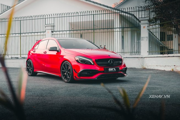 Cụ thể, chiếc xe hatchback thể thao Mercedes-Benz A45 AMG được trang bị thêm cánh gió của hãng độ Brabus, líp trước sợi carbon và gắn thêm 2 thanh carbon cho cản trước khiến đầu xe trở nên hầm hố hơn cũng như giúp xe tăng thêm lực ép xuống mặt đường khi chạy tốc độ cao.