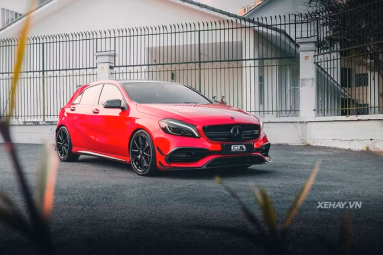 Cụ thể, chiếc xe hatchback thể thao Mercedes-Benz A45 AMG được trang bị thêm cánh gió của hãng độ Brabus, líp trước sợi carbon và gắn thêm 2 thanh carbon cho cản trước khiến đầu xe trở nên hầm hố hơn cũng như giúp xe tăng thêm lực ép xuống mặt đường khi chạy tốc độ cao.