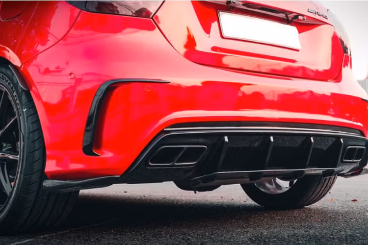 Tịa thời điểm mới về Việt Nam, giá xe Mercedes-Benz A45 AMG được bán chính hãng từ 2,25 tỷ đồng.