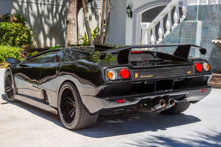 Một khi bước vào bên trong, bạn sẽ ngay lập tức nhận ra mặt táp lô và cụm điều khiển trung tâm nguyên bản của Acura rõ ràng không khớp với một chiếc Lamborghini Diablo thật, chứ đừng nói đến phiên bản GT hoang dại hơn.