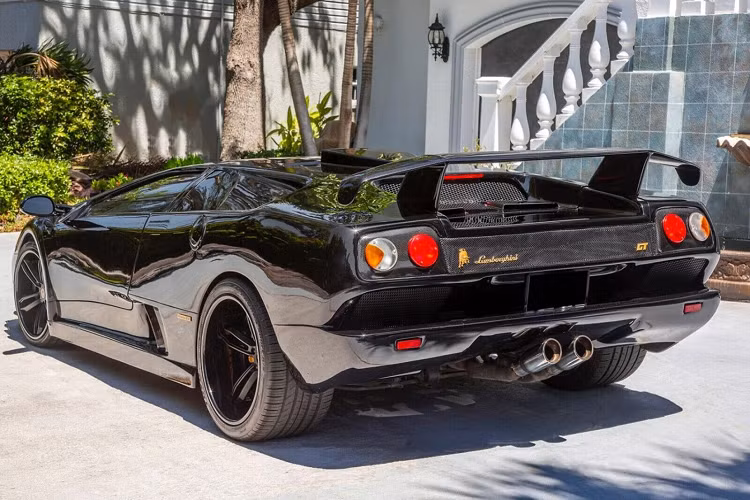 Một khi bước vào bên trong, bạn sẽ ngay lập tức nhận ra mặt táp lô và cụm điều khiển trung tâm nguyên bản của Acura rõ ràng không khớp với một chiếc Lamborghini Diablo thật, chứ đừng nói đến phiên bản GT hoang dại hơn.