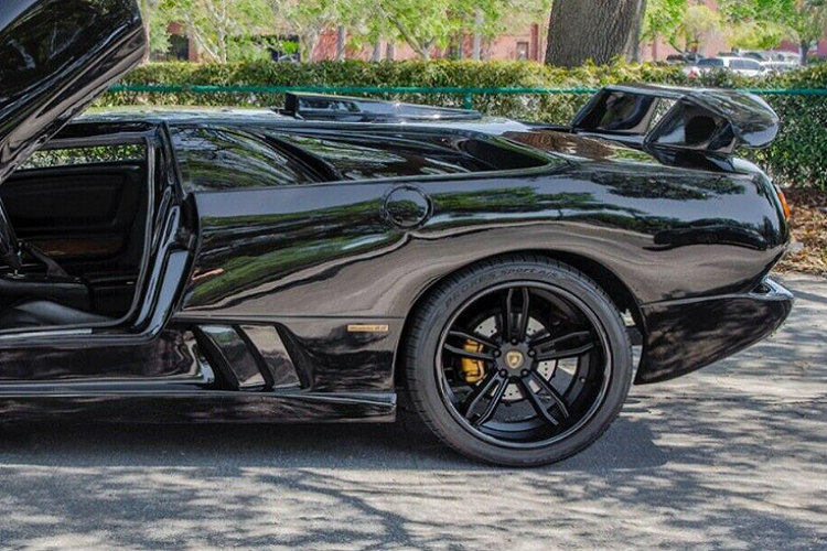 Bạn có thể nghĩ rằng đây là một bản sao được trang bị hẳn động cơ V12, nhưng đáng tiếc là mọi chuyện sẽ bại lộ khi người lái nhấn chân ga.