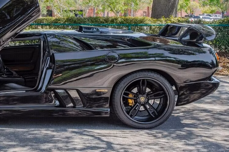 Bạn có thể nghĩ rằng đây là một bản sao được trang bị hẳn động cơ V12, nhưng đáng tiếc là mọi chuyện sẽ bại lộ khi người lái nhấn chân ga.