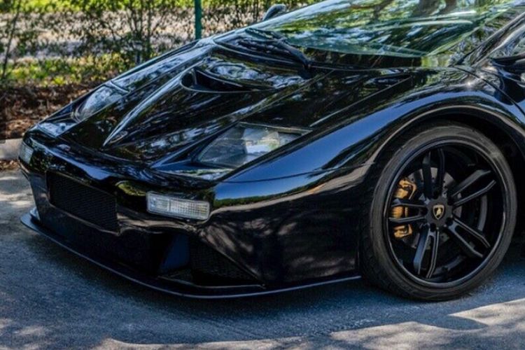 Người thực hiện biến đổi chiếc xe quả thực đáng khen, và từ bên ngoài, chúng ta khó có thể nhận ra sự khác biệt giữa bản sao và hàng thật. Thân vỏ xe dường như có tỷ lệ chính xác và thậm chí còn có cửa cắt kéo đặc trưng thương hiệu.