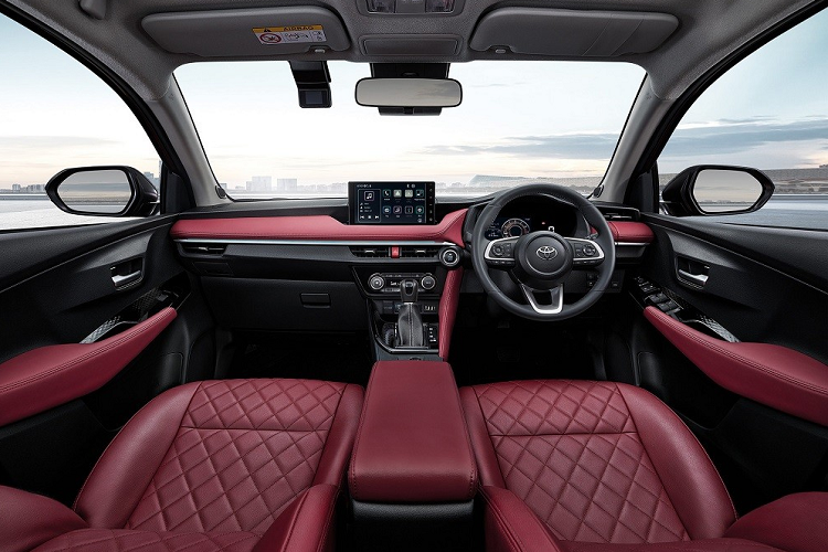 Bên trong Toyota Vios 2023 xuất hiện hàng loạt trang bị như vô lăng tích hợp phím chức năng, bảng đồng hồ kỹ thuật số với màn hình màu TFT 7 inch, màn hình cảm ứng trung tâm 9 inch, hỗ trợ Apple CarPlay/Android Auto, hệ thống điều hòa tự động với lọc không khí PM2.5, cửa gió dành cho hàng ghế sau, hệ thống đèn viền LED 64 màu và 6 loa Pioneer. 