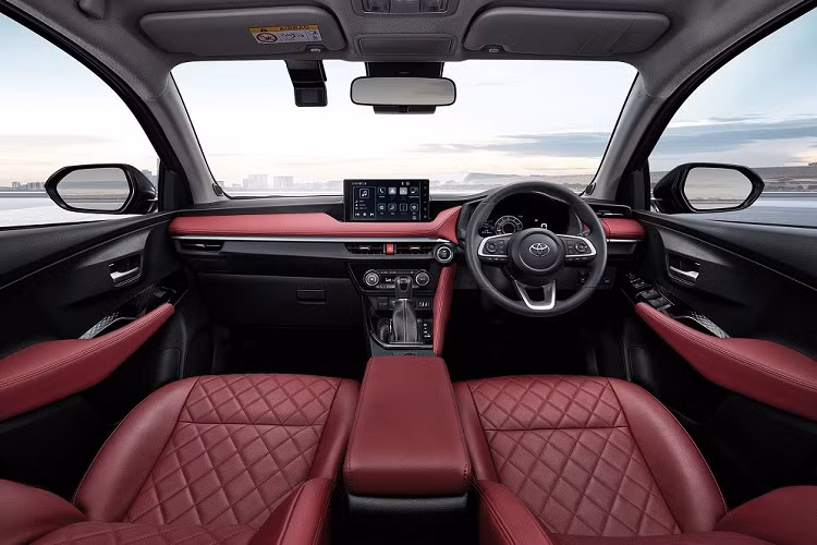 Bên trong Toyota Vios 2023 xuất hiện hàng loạt trang bị như vô lăng tích hợp phím chức năng, bảng đồng hồ kỹ thuật số với màn hình màu TFT 7 inch, màn hình cảm ứng trung tâm 9 inch, hỗ trợ Apple CarPlay/Android Auto, hệ thống điều hòa tự động với lọc không khí PM2.5, cửa gió dành cho hàng ghế sau, hệ thống đèn viền LED 64 màu và 6 loa Pioneer. 