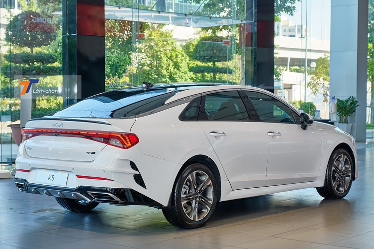 Cụ thể, xe được phân phối ra thị trường với 3 phiên bản, giá xe Kia K5 được đề xuất khởi điểm từ 874 triệu và cao nhất chỉ tới 1,029 tỷ đồng, còn thấp hơn bản tiêu chuẩn của đối thủ Toyota Camry (1,05 tỷ đồng).