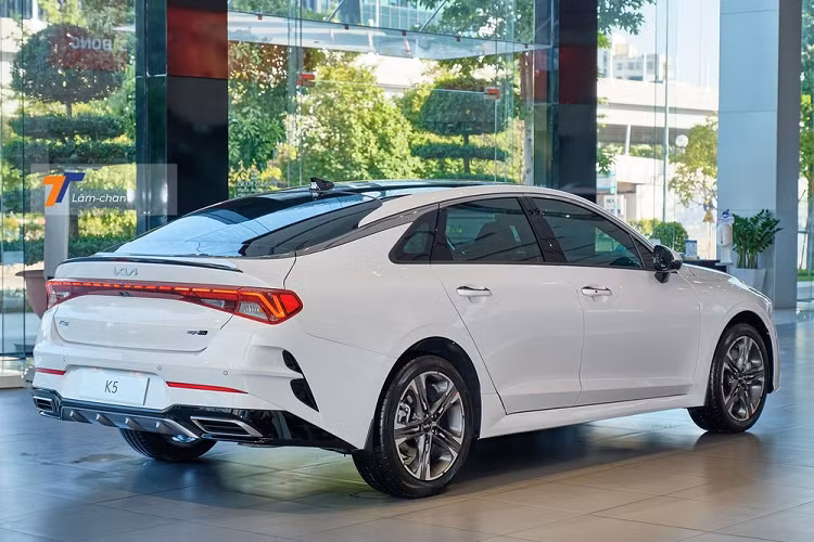 Cụ thể, xe được phân phối ra thị trường với 3 phiên bản, giá xe Kia K5 được đề xuất khởi điểm từ 874 triệu và cao nhất chỉ tới 1,029 tỷ đồng, còn thấp hơn bản tiêu chuẩn của đối thủ Toyota Camry (1,05 tỷ đồng).
