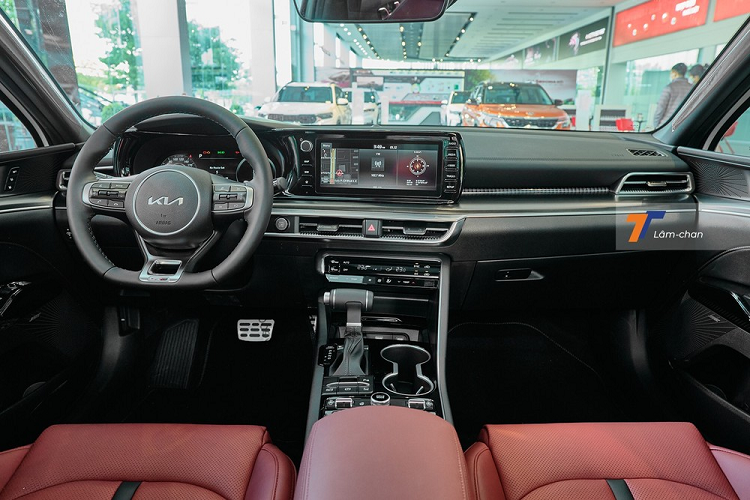 Ở bản GT-Line cao cấp nhất, Kia K5 được trang bị hệ thống đèn full LED, mâm hợp kim 18 inch có thiết kế 5 chấu khá thể thao, ngoại thất có nhiều đường nét khỏe khoắn, đuôi sau gây ấn tượng với dải đèn hậu nối liền kiểu nét đứt, phía dưới có hệ thống ống xả kép.