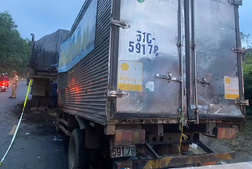 Tông vào xe tải đỗ bên đường, 2 người tử vong tại chỗ Tong vao xe tai do ben duong, 2 nguoi tu vong tai cho