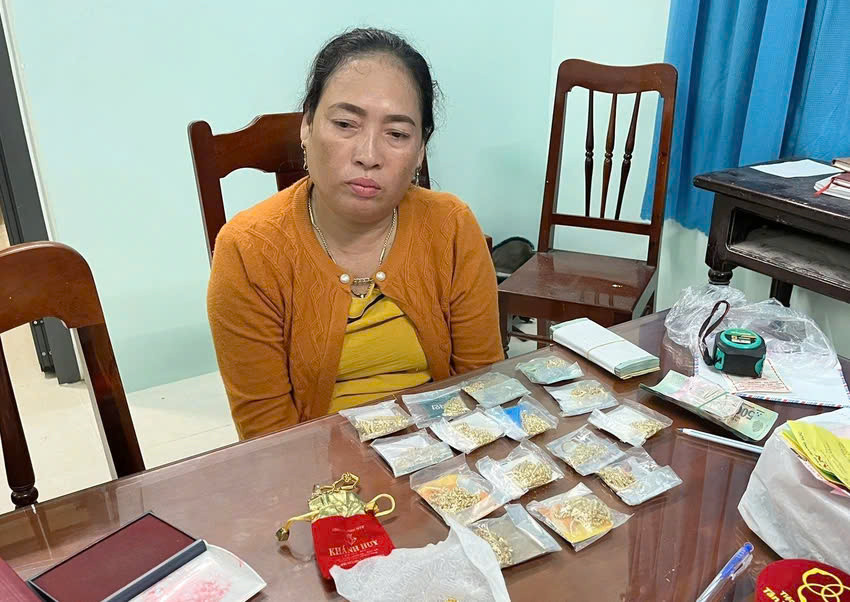 “Nữ quái” đưa vàng giả đi cầm cố, gặp ngay công an... “Nu quai” dua vang gia di cam co, gap ngay cong an...