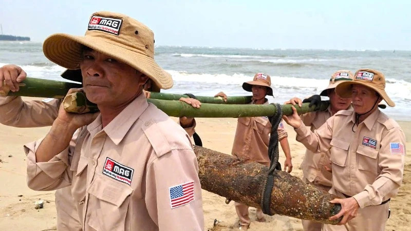 Phát hiện quả bom nặng 230kg trên bãi biển ở Quảng Bình Phat hien qua bom nang 230kg tren bai bien o Quang Binh