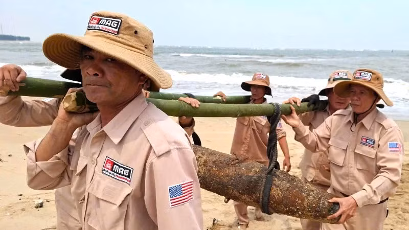 Phat hien qua bom nang 230kg tren bai bien o Quang Binh