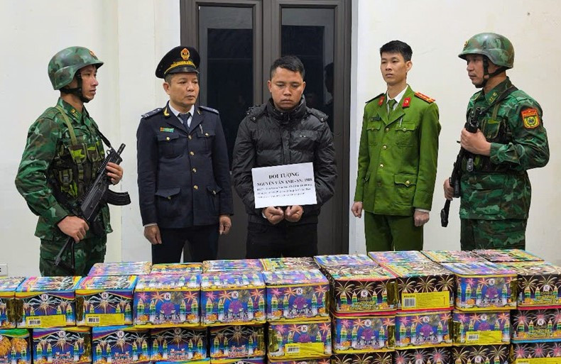 Khởi tố đối tượng vận chuyển pháo lậu từ Lào về Việt Nam Khoi to doi tuong van chuyen phao lau tu Lao ve Viet Nam