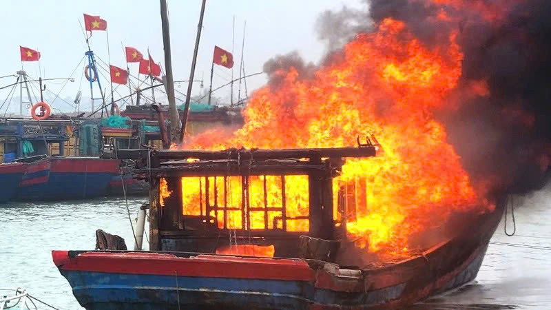 Tau ca ngu dan Quang Binh boc chay du doi tren song Nhat Le