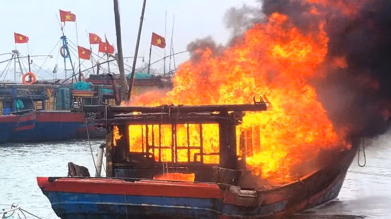 Tàu cá ngư dân Quảng Bình bốc cháy dữ dội trên sông Nhật Lệ Tau ca ngu dan Quang Binh boc chay du doi tren song Nhat Le