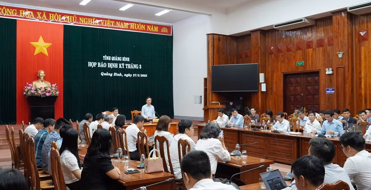 Quang Binh chi 24,7 ty cho 18 can bo nghi huu truoc tuoi