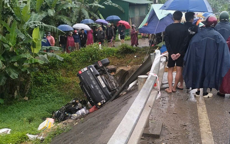 Hà Tĩnh: Xe máy va chạm ô tô bán tải, 3 người thương vong Ha Tinh: Xe may va cham o to ban tai, 3 nguoi thuong vong