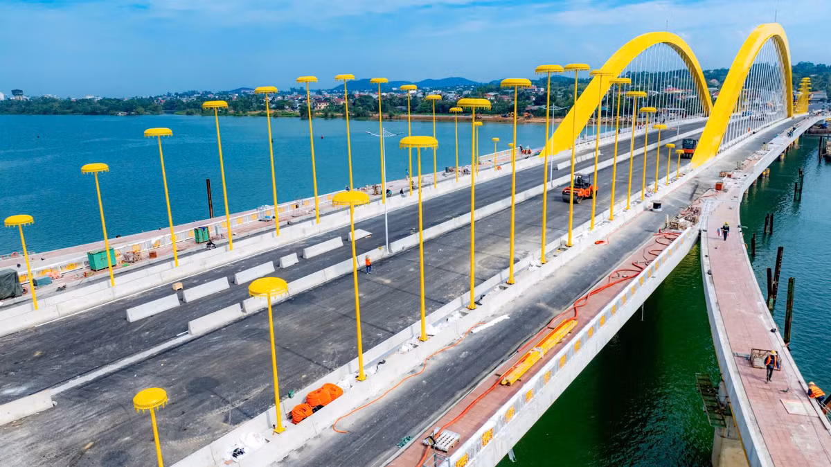 Chào mừng kỷ niệm 50 năm giải phóng, thành phố Huế tổ chức động thổ, khởi công, về đích loạt dự án trọng điểm, như: Dự án đường Nguyễn Hoàng và cầu vượt sông Hương với tổng mức đầu tư hơn 2.280 tỷ đồng; khởi công Dự án Nhà máy chế biến cát thạch anh công nghệ cao Creanza với tổng mức đầu tư 2.187 tỷ đồng; khởi công Dự án nhà máy sản xuất kính hoa siêu trắng Đạt Phương với tổng mức đầu tư 2.000 tỷ đồng.