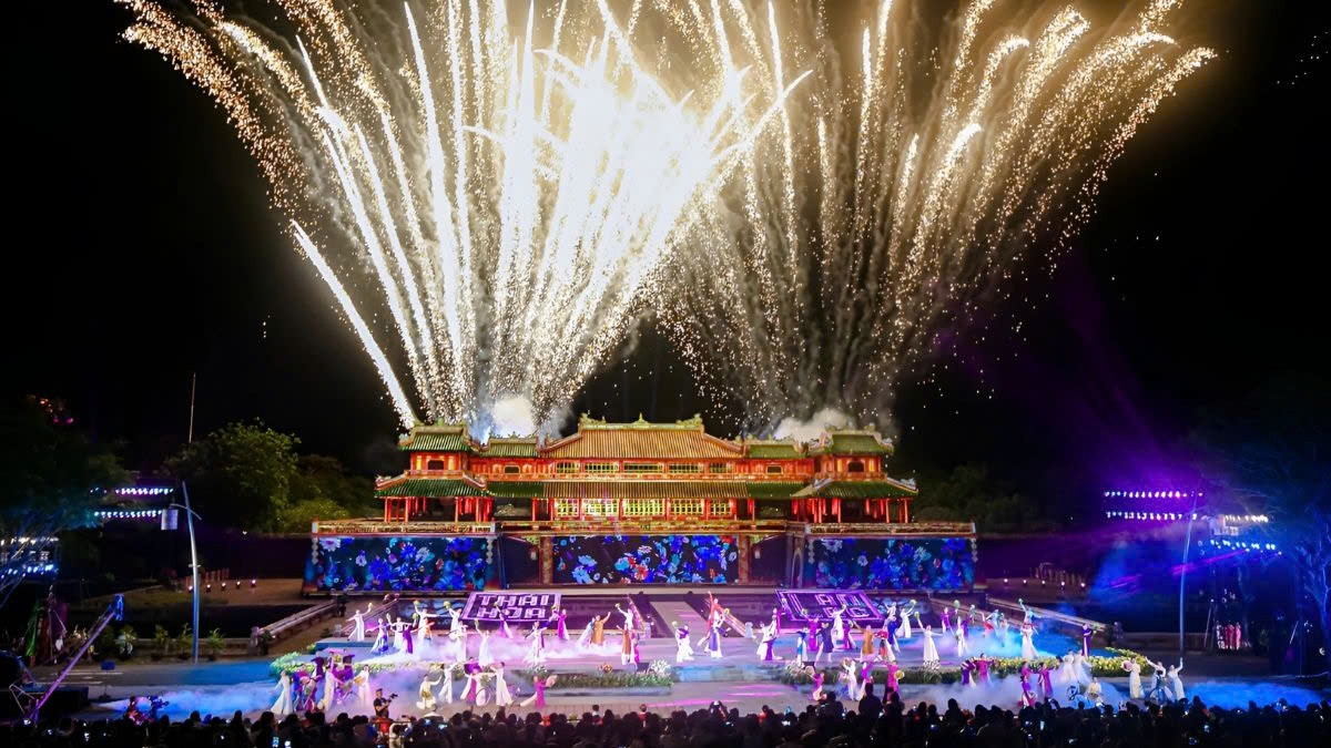 Với lợi thế là vùng đất văn hóa di sản, với 8 di sản văn hóa vật thể và phi vật thể của thế giới, cùng gần 1.000 di tích lịch sử, 500 lễ hội..., Huế từng bước khẳng định được thương hiệu là "Thành phố Festival đặc trưng của Việt Nam," "Thành phố văn hóa ASEAN," "Thành phố bền vững môi trường ASEAN," "Thành phố Xanh quốc gia"..., trở thành điểm đến hấp dẫn khách du lịch.