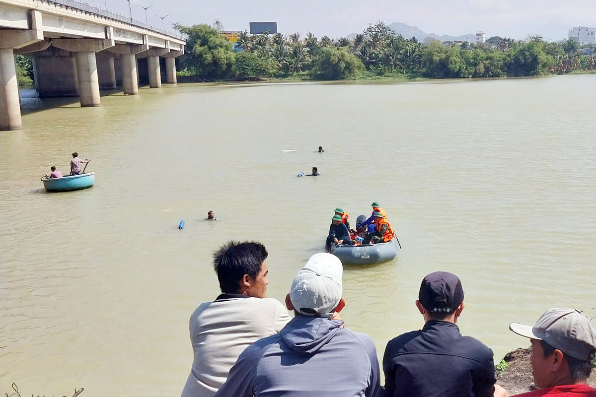 Tim thay thi the 2 thieu nu nghi nhay cau trong tu the om nhau