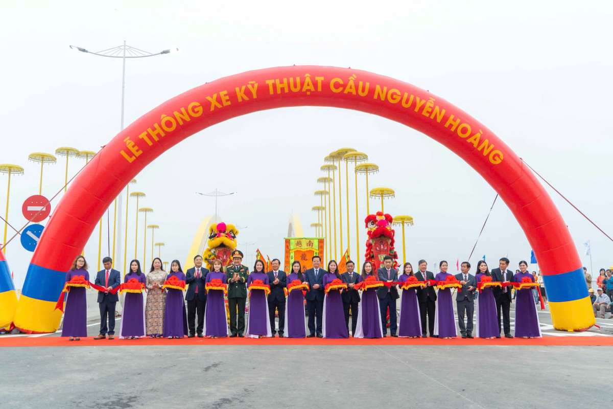 Cầu Nguyễn Hoàng bắc qua sông Hương chính thức thông xe kỹ thuật Cau Nguyen Hoang bac qua song Huong chinh thuc thong xe ky thuat