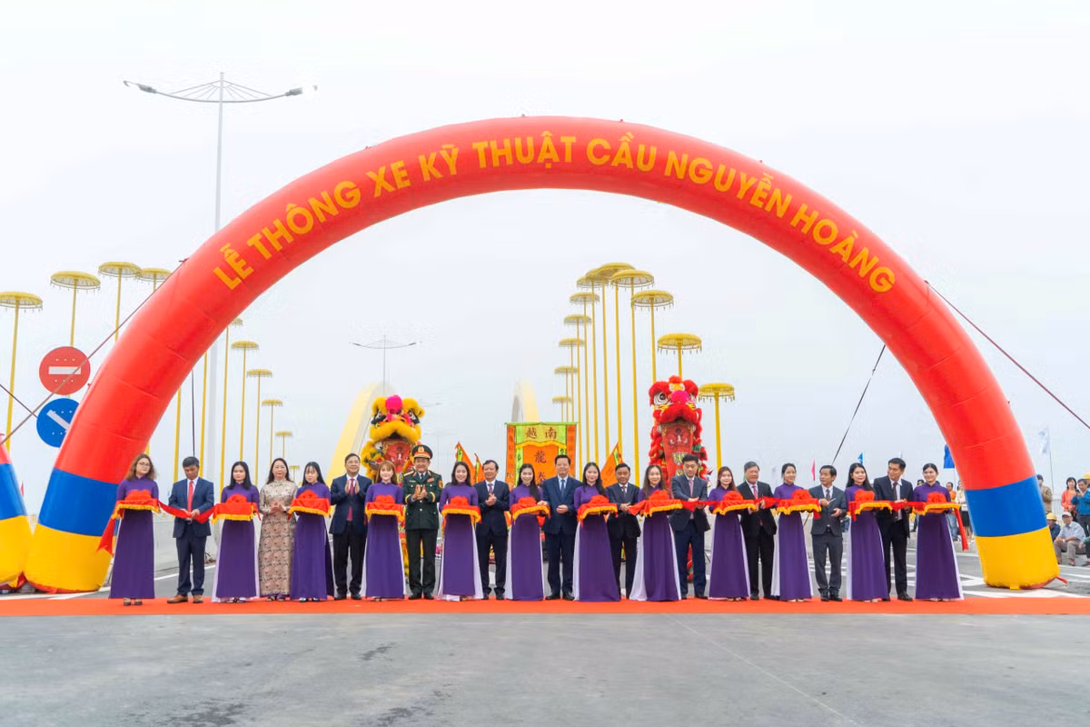 Cầu Nguyễn Hoàng bắc qua sông Hương chính thức thông xe kỹ thuật Cau Nguyen Hoang bac qua song Huong chinh thuc thong xe ky thuat