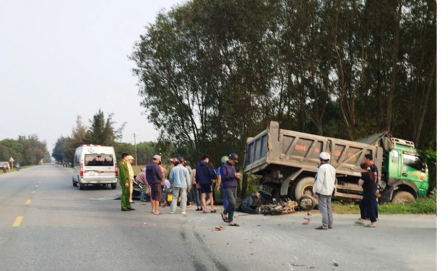 Đâm vào đuôi xe tải, người đi xe máy tử vong tại chỗ Dam vao duoi xe tai, nguoi di xe may tu vong tai cho